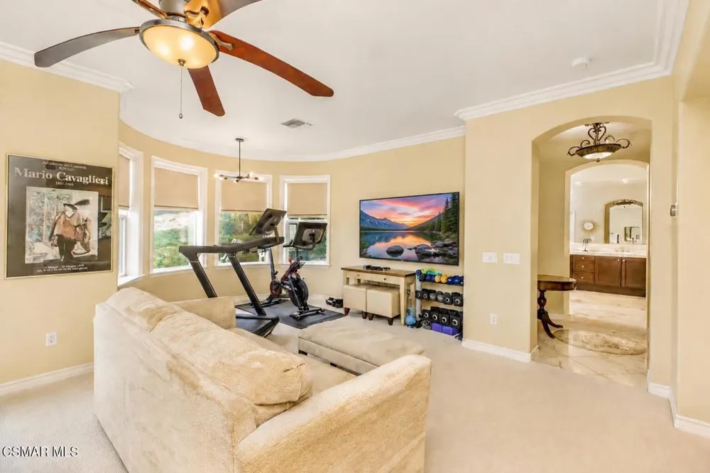 961 Alexandra Court Oak Park, CA 91377