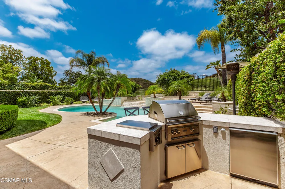 961 Alexandra Court Oak Park, CA 91377