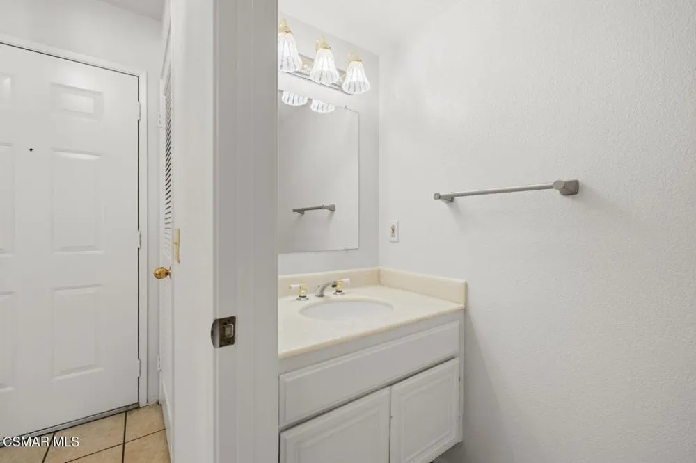 2731 Erringer Road #17 Simi Valley, CA 93065