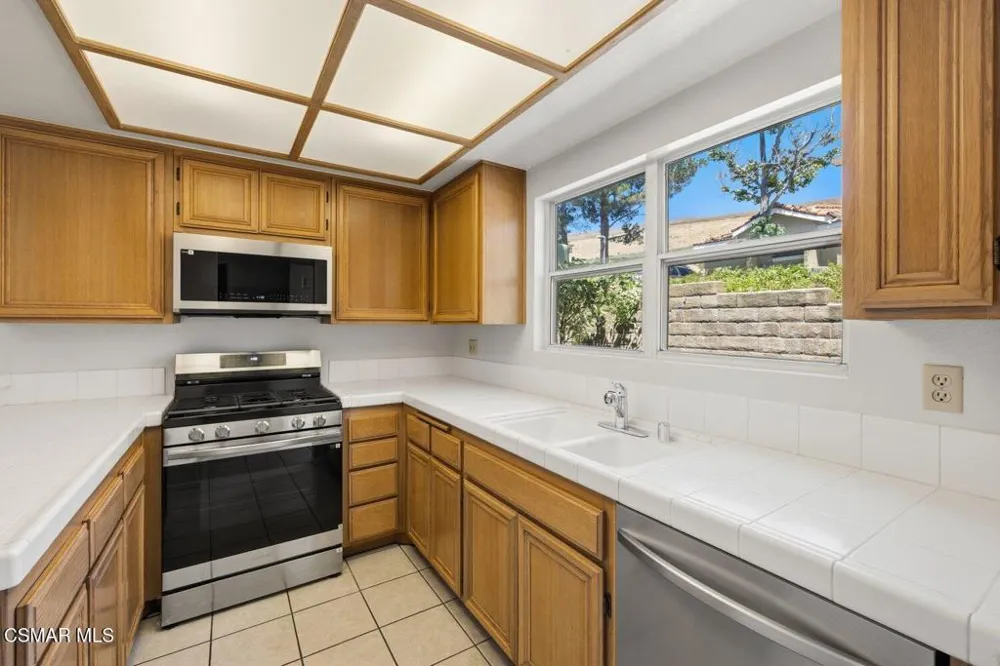 2731 Erringer Road #17 Simi Valley, CA 93065