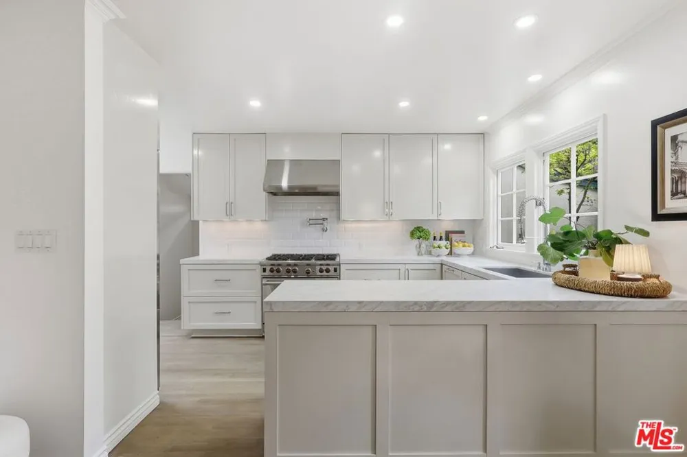8809 Evanview Drive Los Angeles, CA 90069
