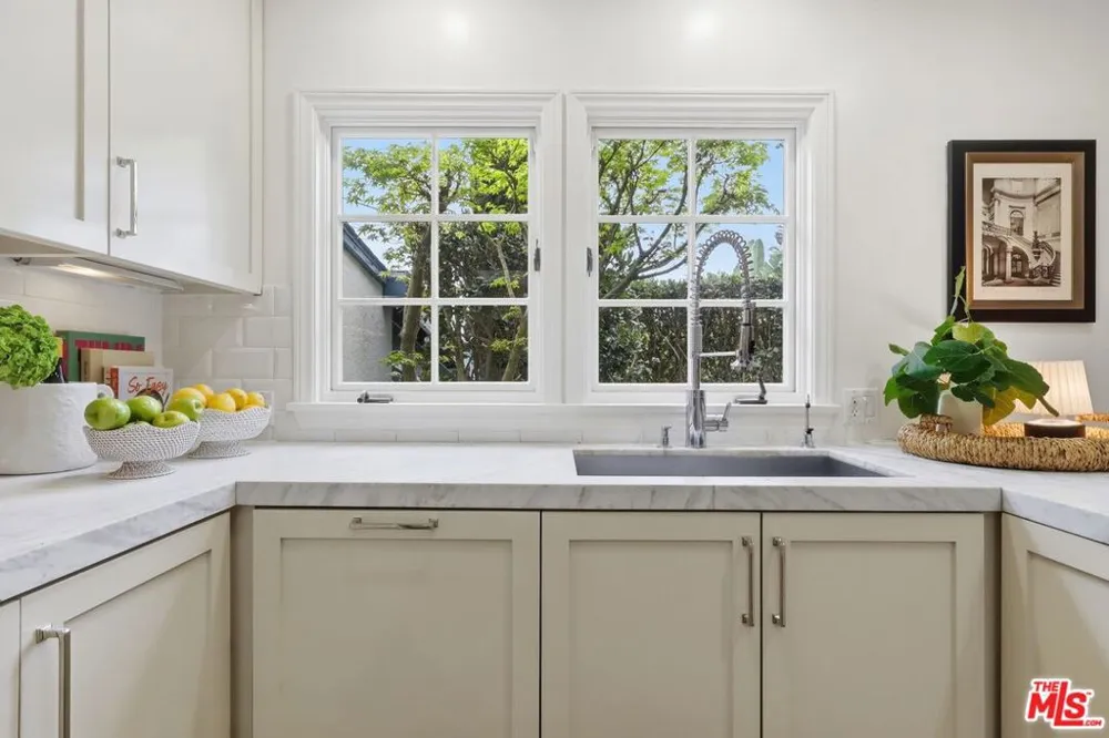 8809 Evanview Drive Los Angeles, CA 90069