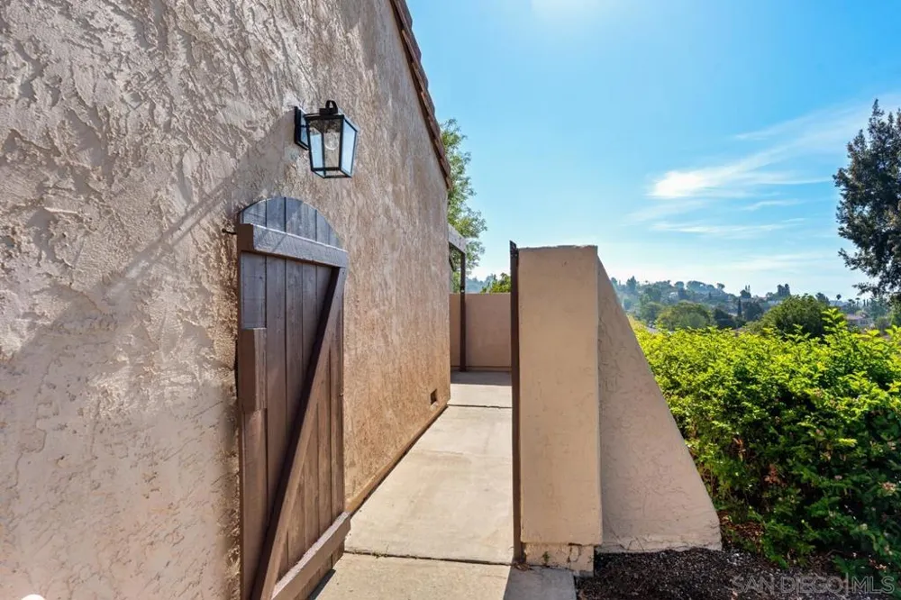 2053 Golden Circle Dr Escondido, CA 92026