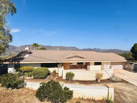3343 Vista De La Cresta