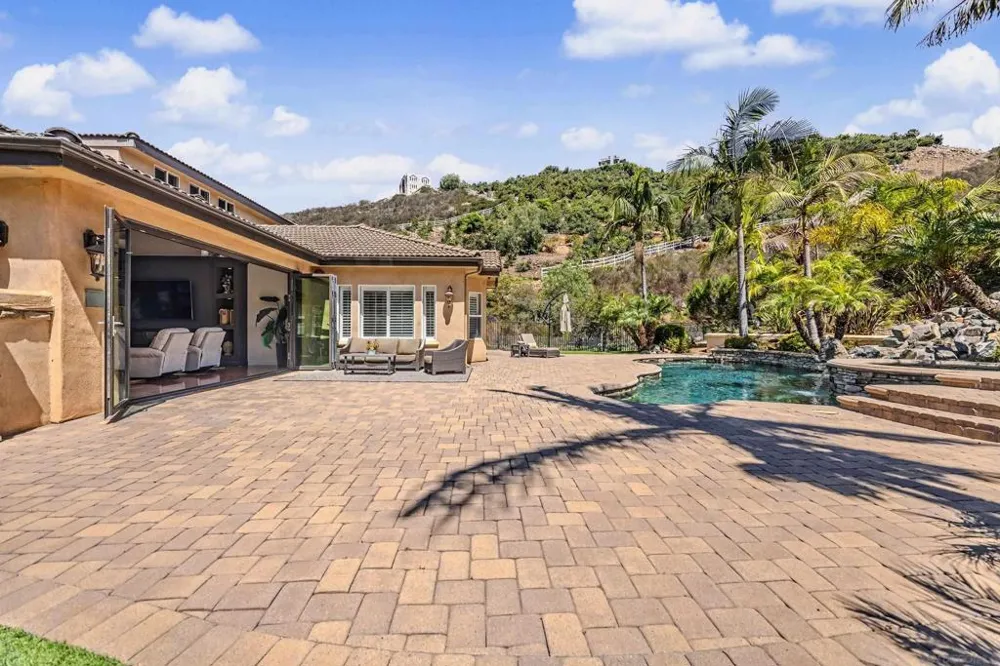 708 Vista Canyon Vista, CA 92084