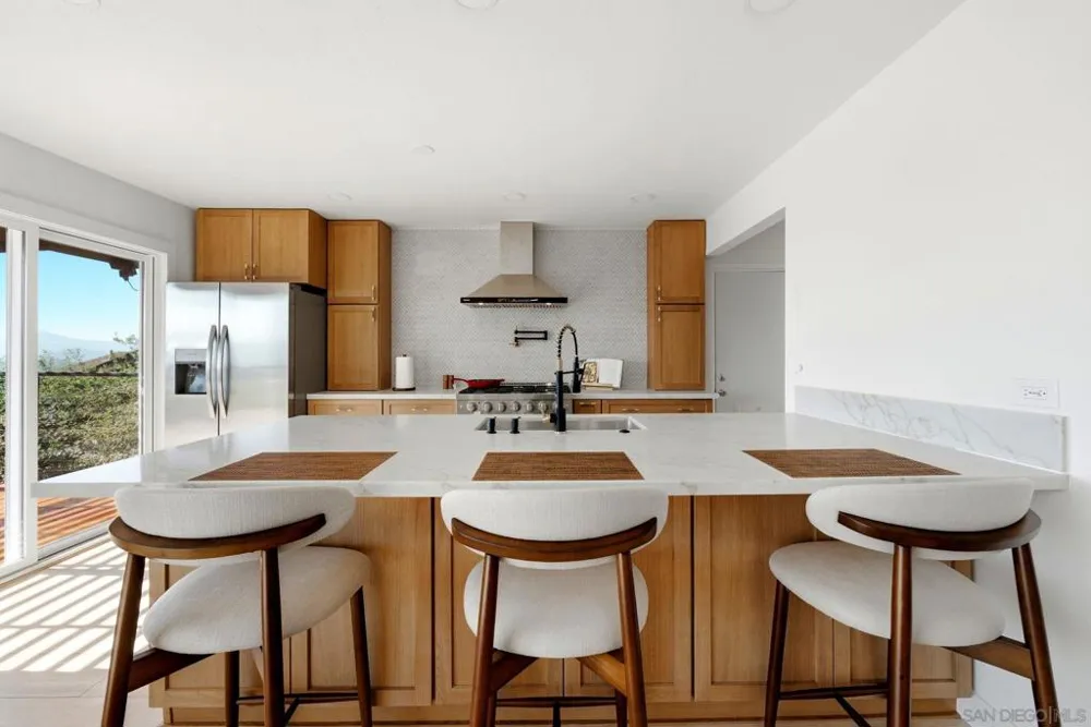 1329 Park Hill Ln Escondido, CA 92025