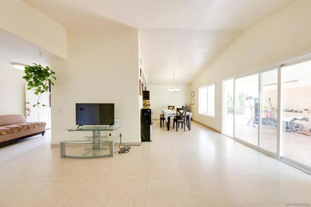 387 Bay Leaf Dr Chula Vista, CA 91910