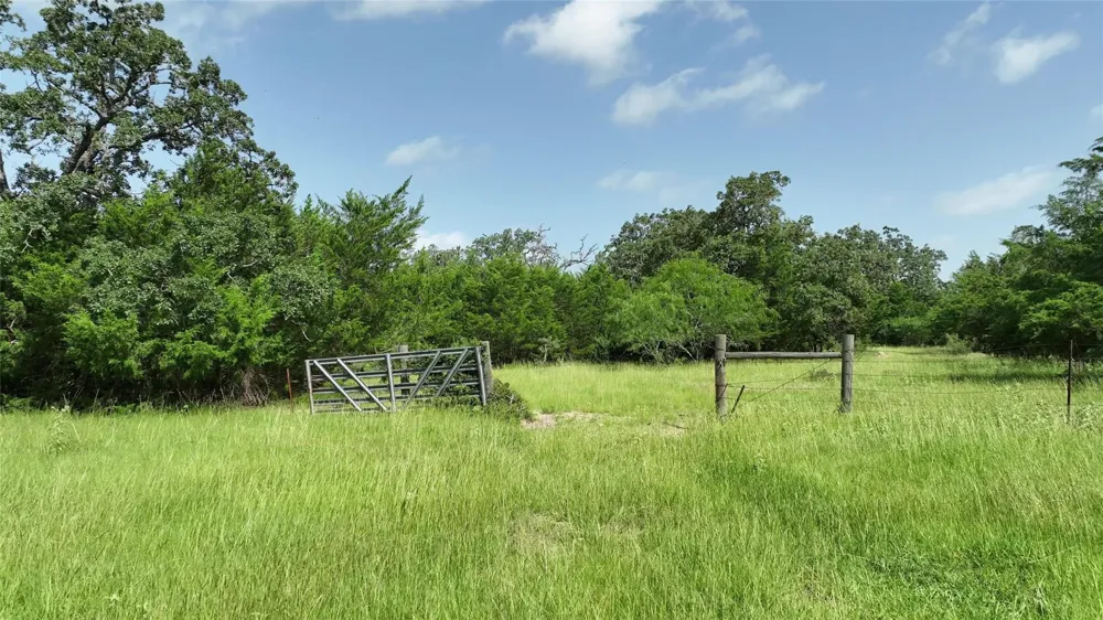 833 E Sh 159 Fayetteville, TX 78940