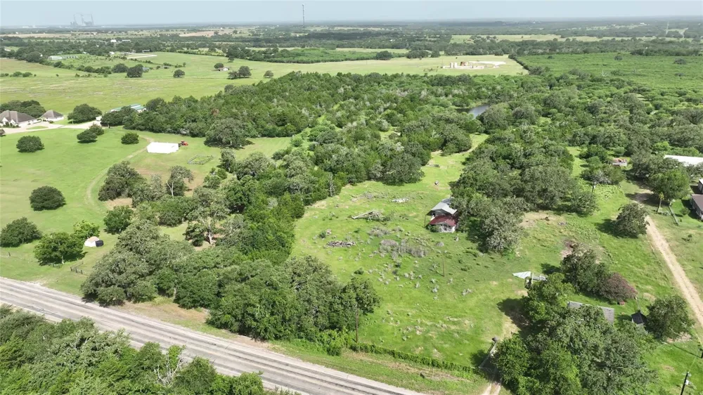 833 E Sh 159 Fayetteville, TX 78940