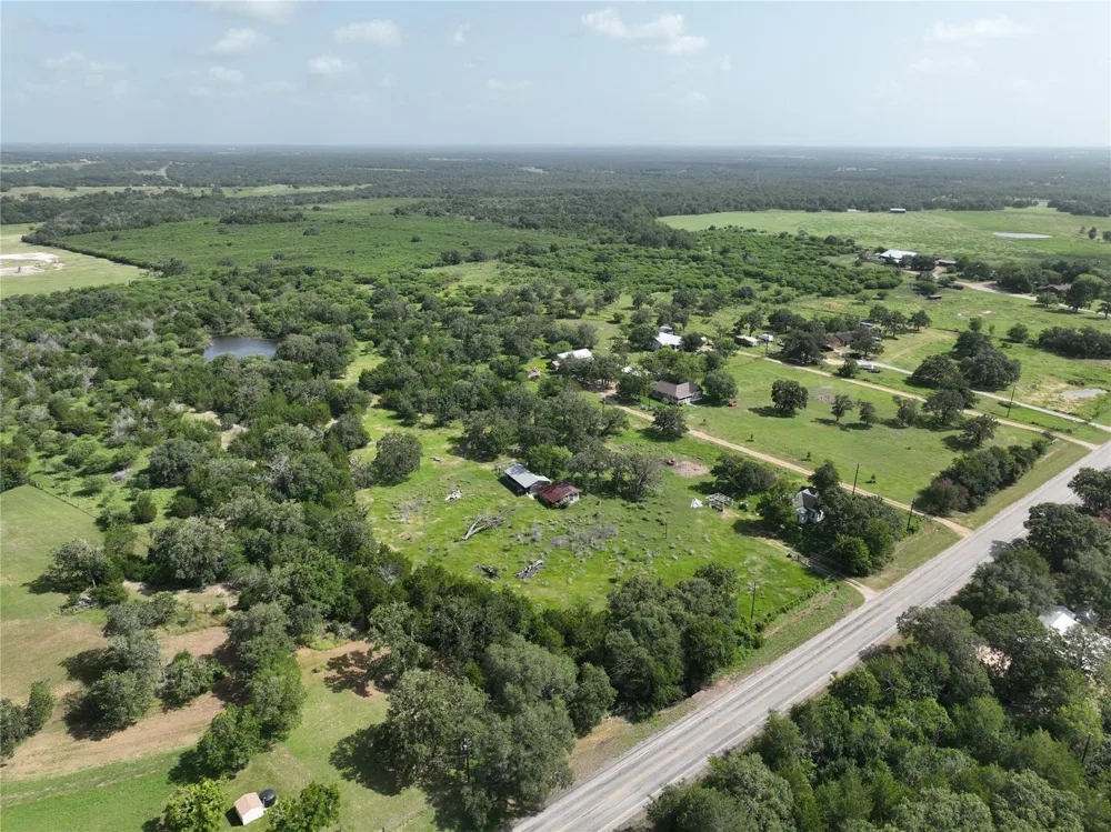 833 E Sh 159 Fayetteville, TX 78940