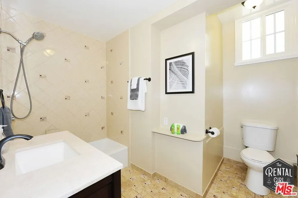 2400 Pacific Avenue #6 Venice, CA 90291
