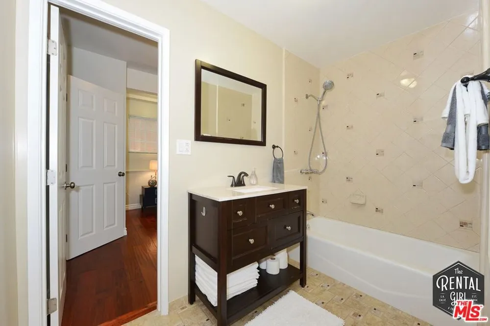 2400 Pacific Avenue #6 Venice, CA 90291