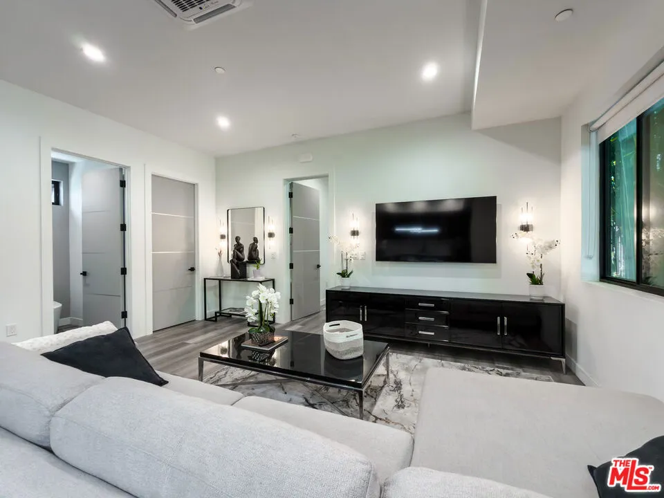 13356 Beach Avenue #1/2 Marina del Rey, CA 90292