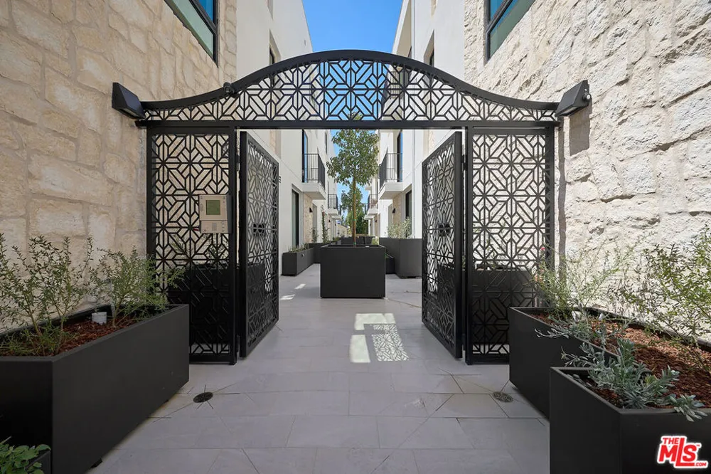 11967 Mayfield Ave #108 Los Angeles, CA 90049