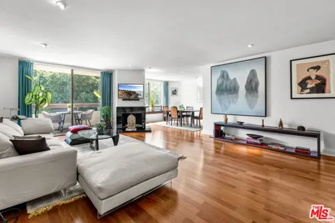 851 Kings Road #102