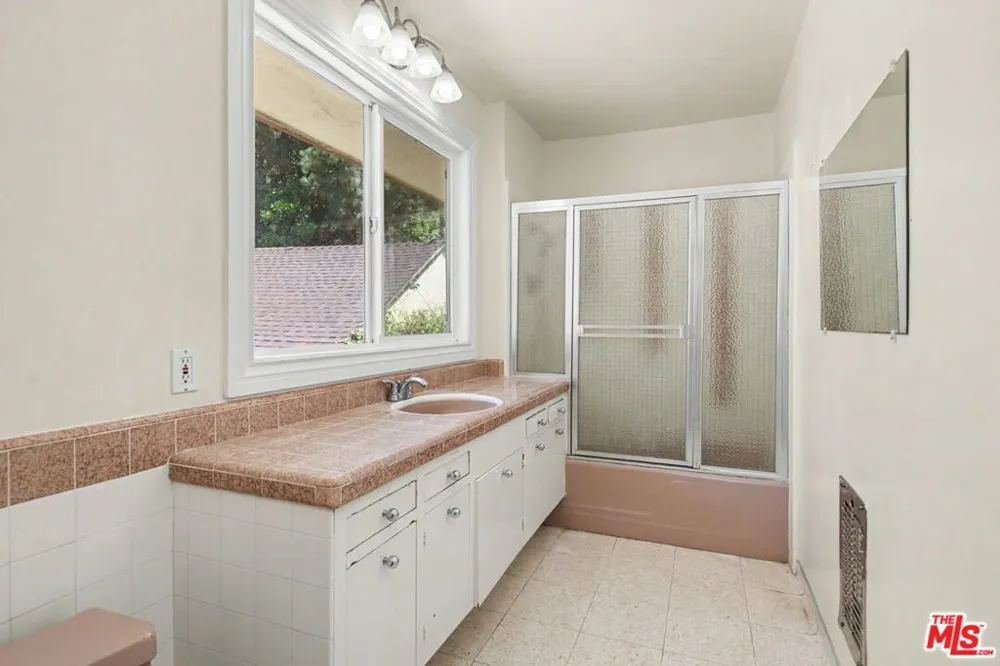 108 Thurston Avenue Los Angeles, CA 90049
