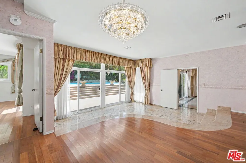 108 Thurston Avenue Los Angeles, CA 90049