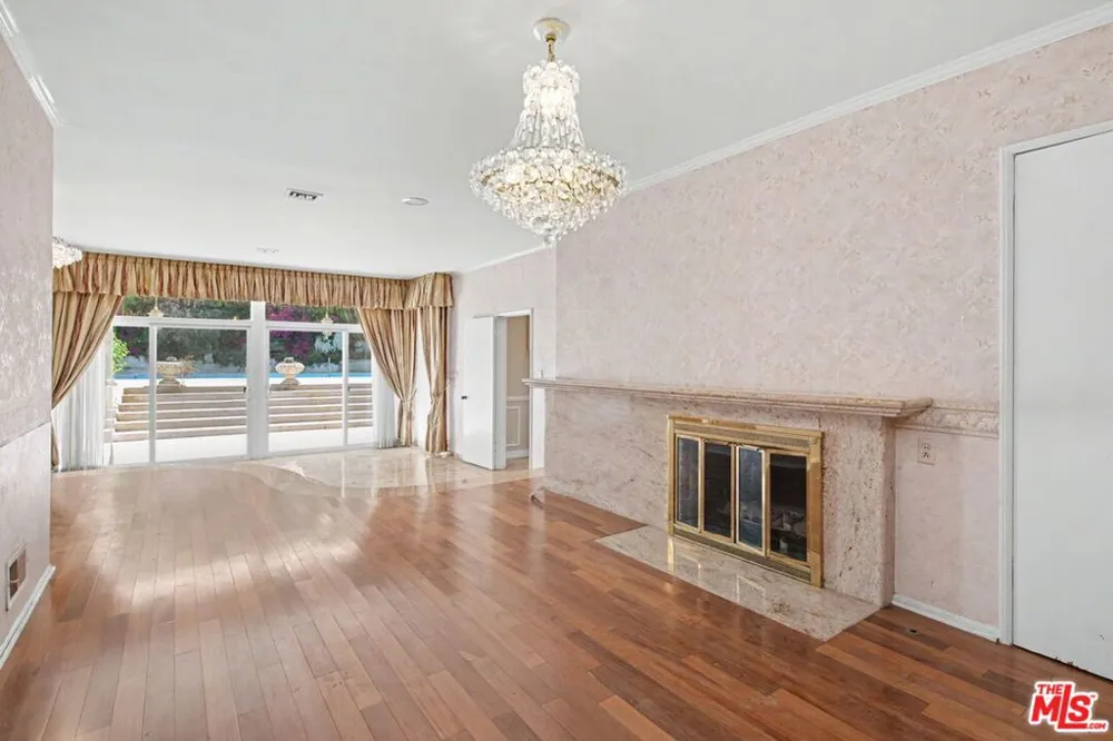 108 Thurston Avenue Los Angeles, CA 90049
