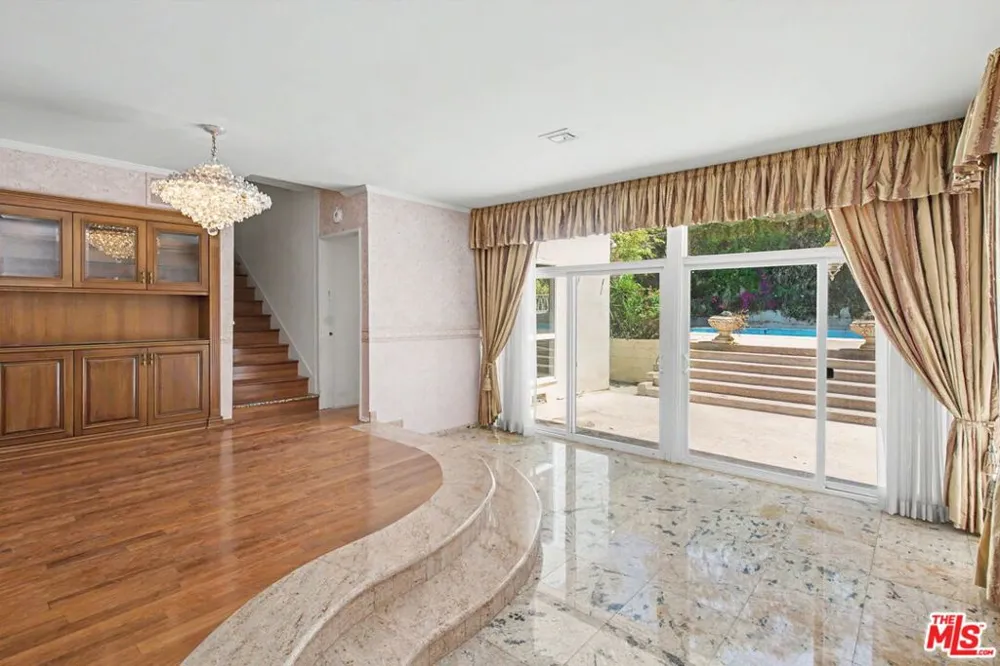 108 Thurston Avenue Los Angeles, CA 90049