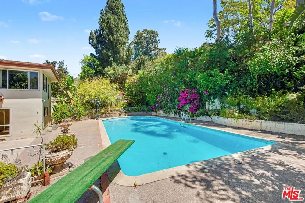 108 Thurston Avenue Los Angeles, CA 90049