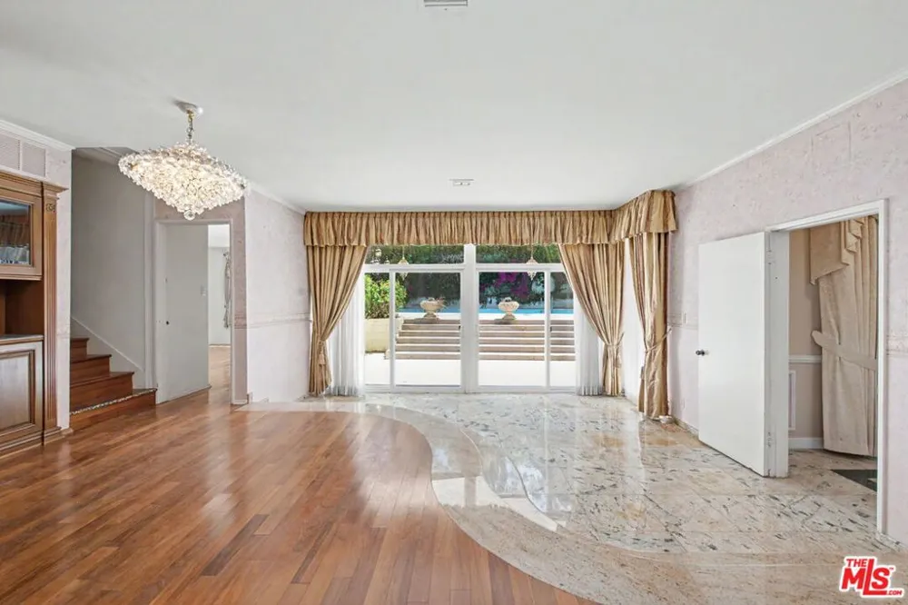 108 Thurston Avenue Los Angeles, CA 90049