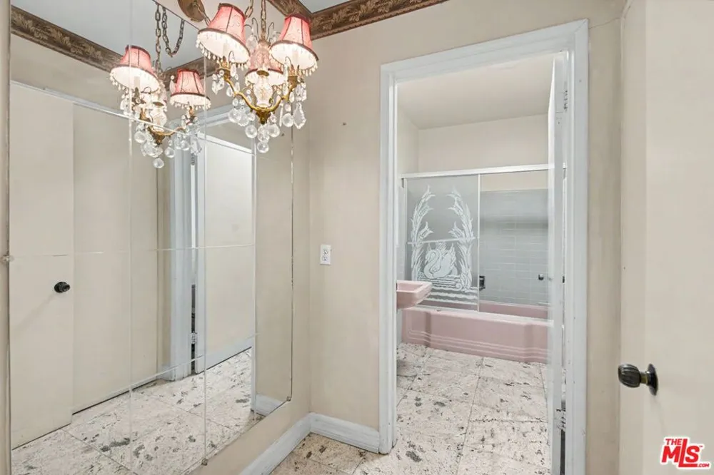 108 Thurston Avenue Los Angeles, CA 90049