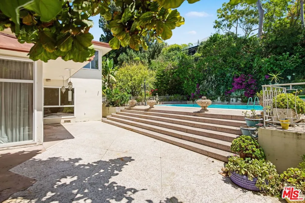 108 Thurston Avenue Los Angeles, CA 90049