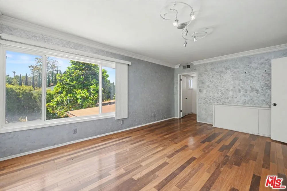 108 Thurston Avenue Los Angeles, CA 90049