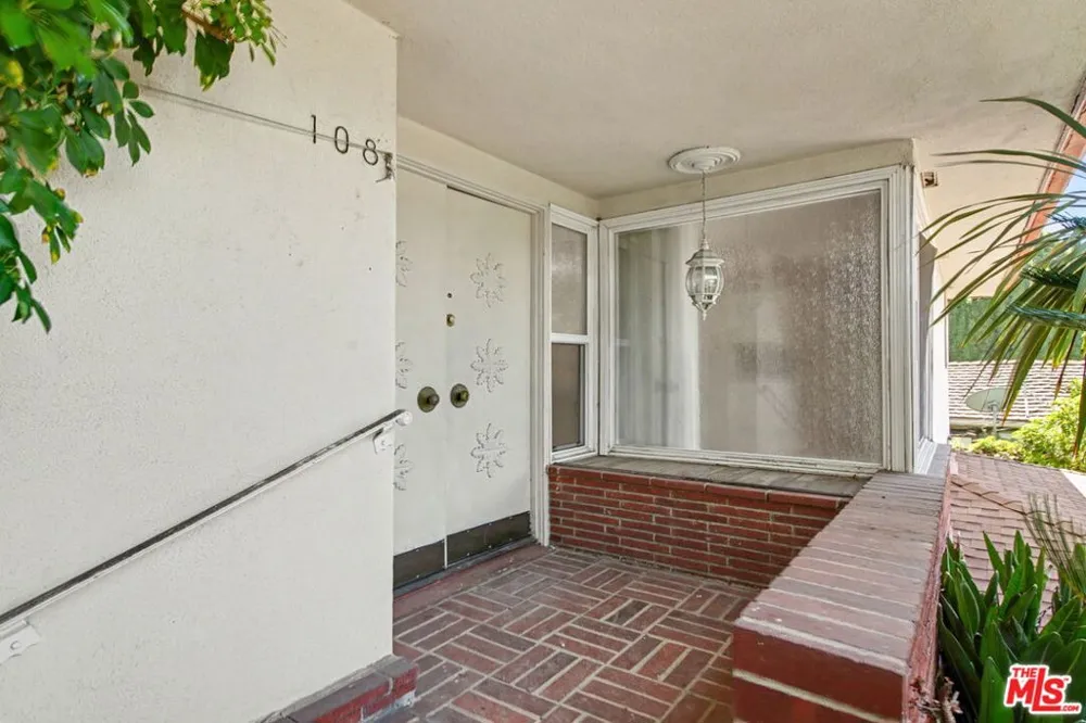 108 Thurston Avenue Los Angeles, CA 90049