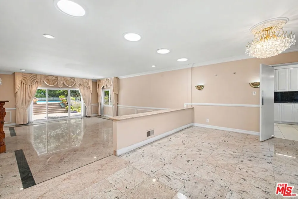 108 Thurston Avenue Los Angeles, CA 90049