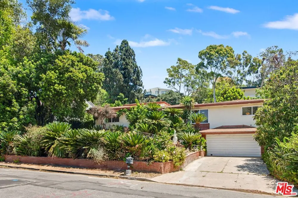 108 Thurston Avenue Los Angeles, CA 90049