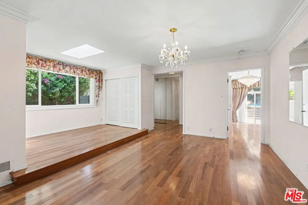 108 Thurston Avenue Los Angeles, CA 90049