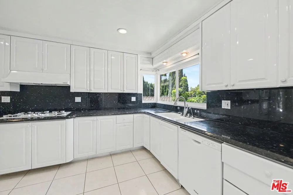 108 Thurston Avenue Los Angeles, CA 90049