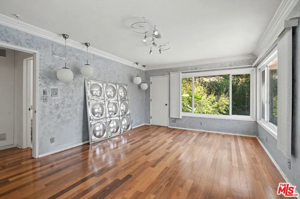 108 Thurston Avenue Los Angeles, CA 90049