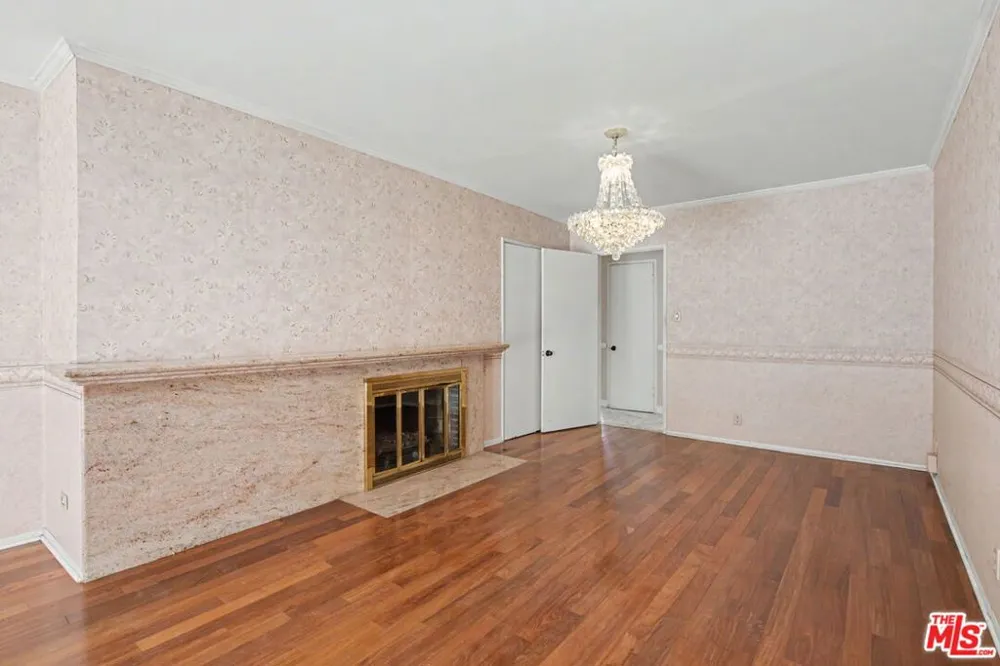 108 Thurston Avenue Los Angeles, CA 90049
