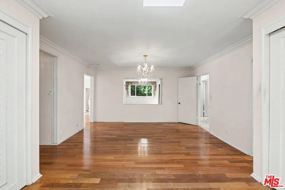 108 Thurston Avenue Los Angeles, CA 90049