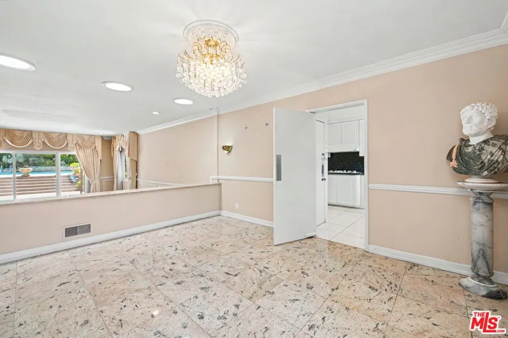 108 Thurston Avenue Los Angeles, CA 90049