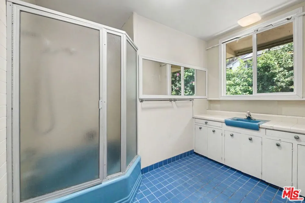 108 Thurston Avenue Los Angeles, CA 90049