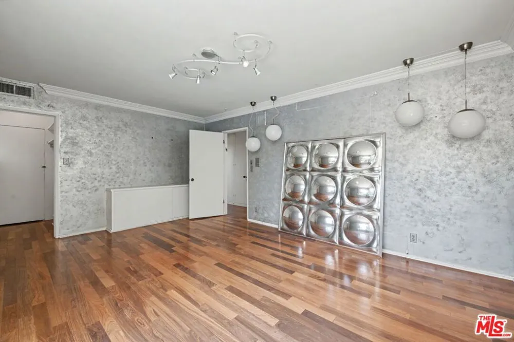 108 Thurston Avenue Los Angeles, CA 90049