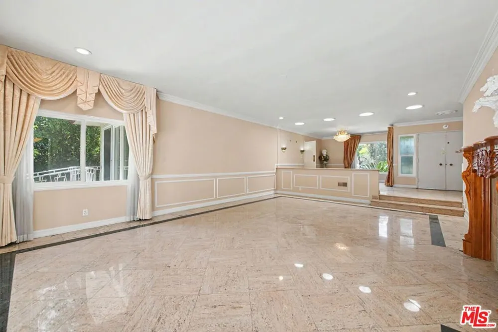 108 Thurston Avenue Los Angeles, CA 90049