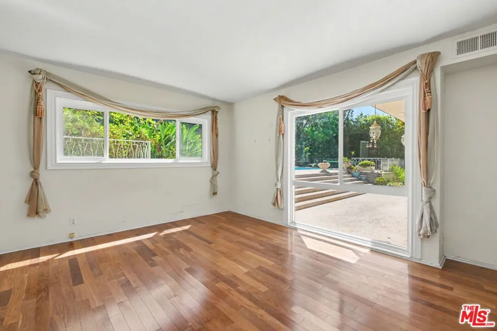 108 Thurston Avenue Los Angeles, CA 90049