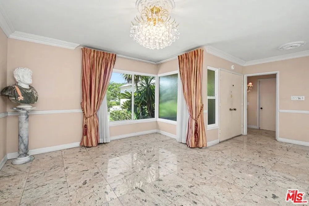 108 Thurston Avenue Los Angeles, CA 90049