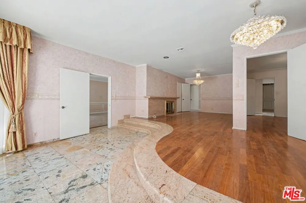 108 Thurston Avenue Los Angeles, CA 90049