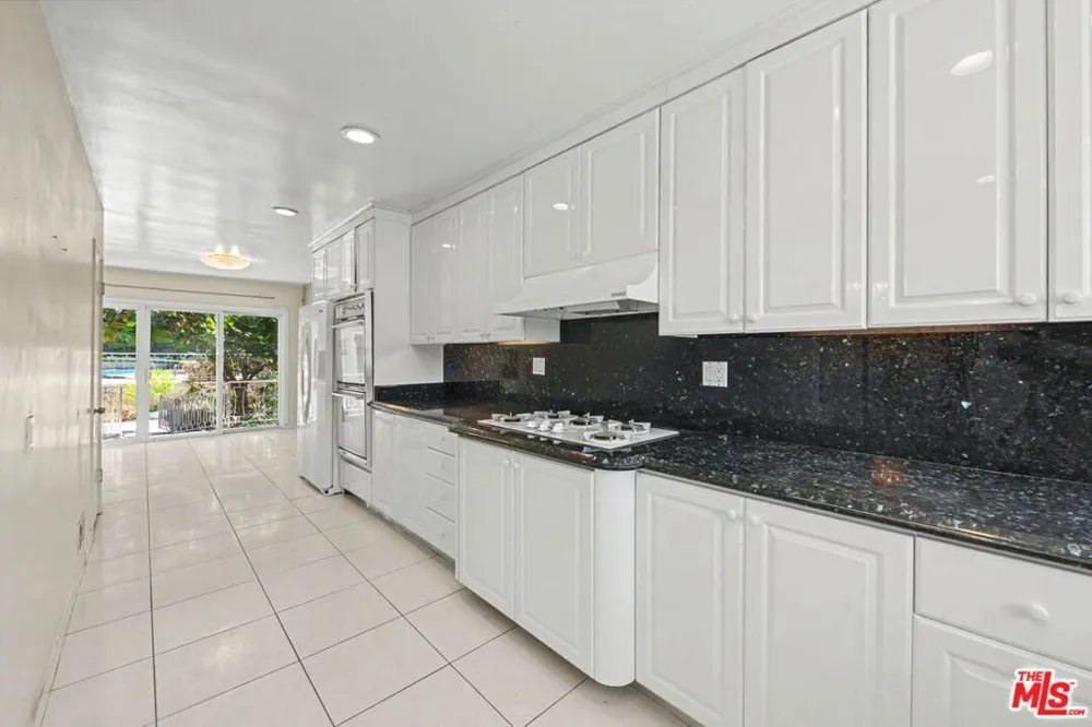108 Thurston Avenue Los Angeles, CA 90049
