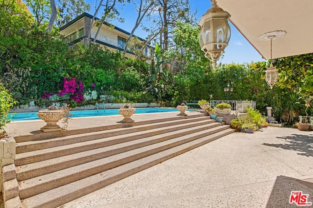 108 Thurston Avenue Los Angeles, CA 90049