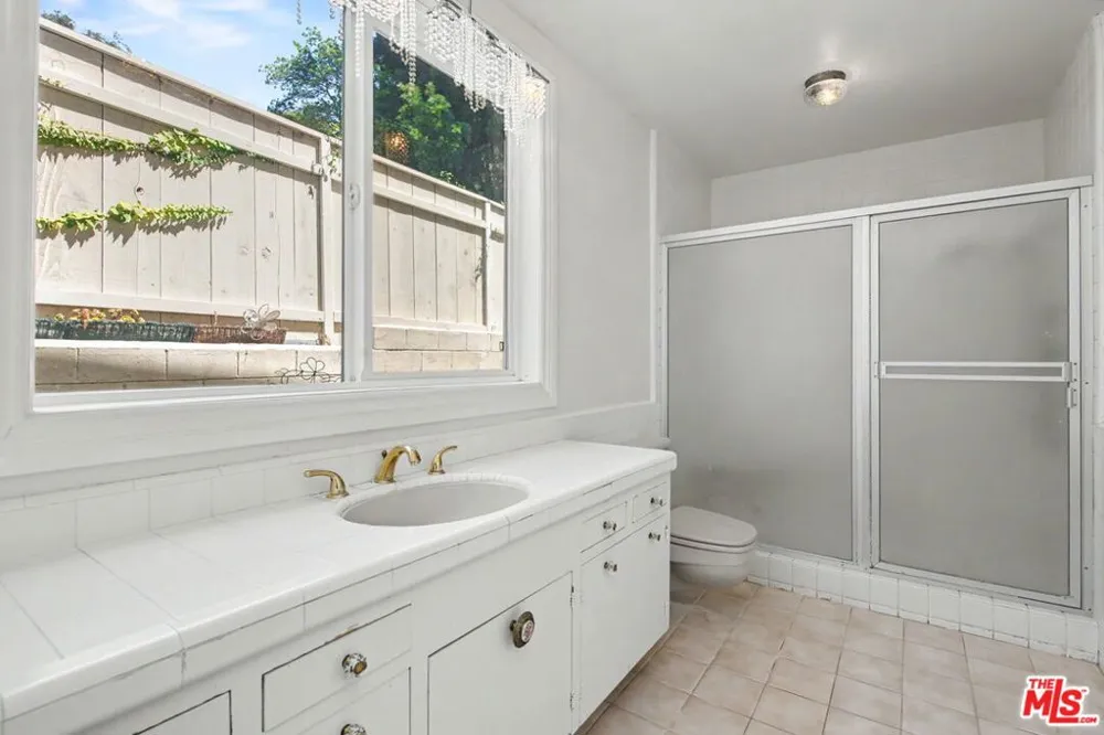 108 Thurston Avenue Los Angeles, CA 90049