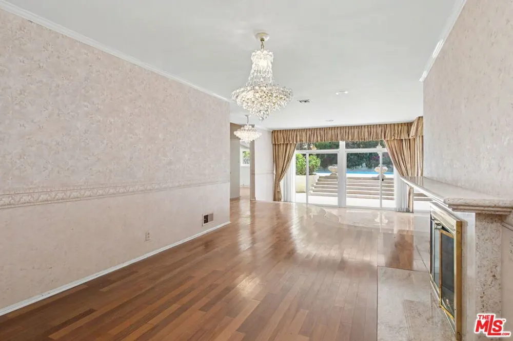 108 Thurston Avenue Los Angeles, CA 90049