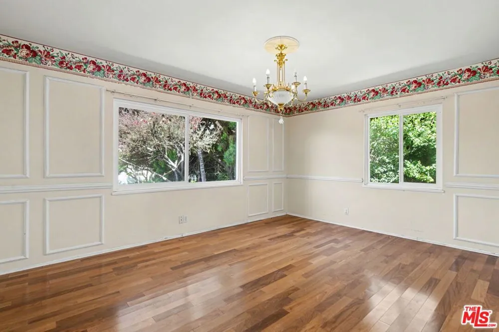 108 Thurston Avenue Los Angeles, CA 90049