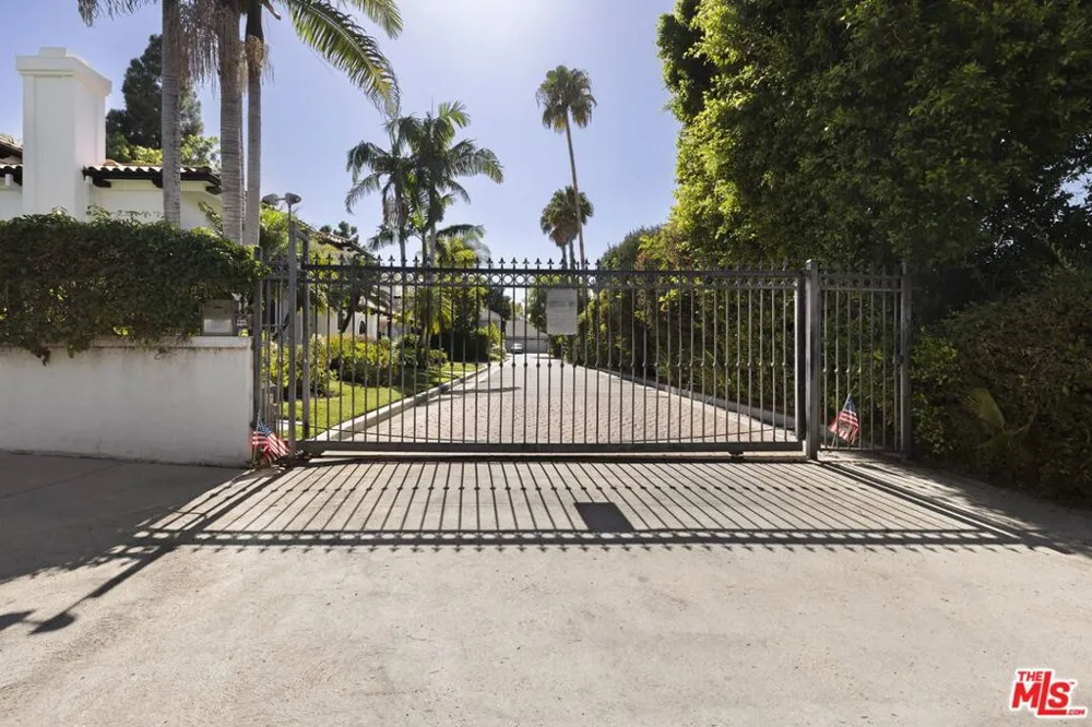15916 Daniel Lane Encino, CA 91436