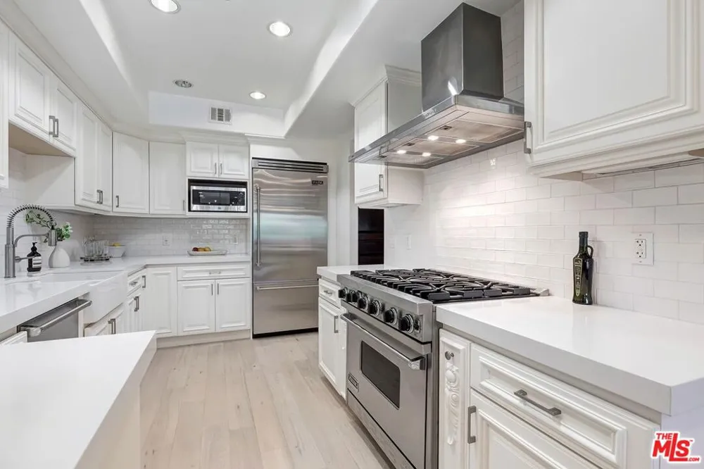 11715 Chenault Street #102 Los Angeles, CA 90049